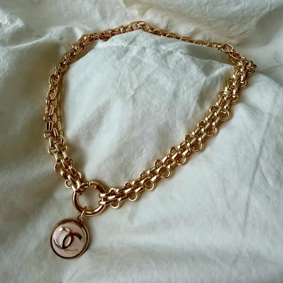 Pink Chanel pendant necklace - Picture 3 of 13